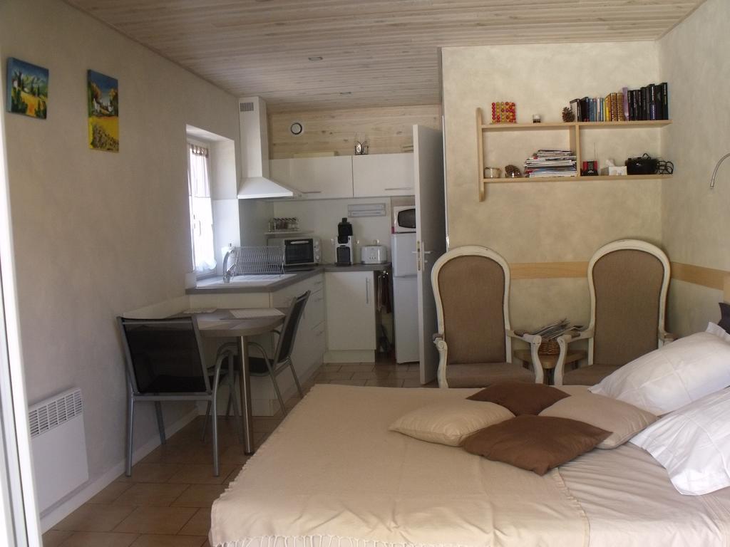 Aux Blanches Pierres Apartamento Fumel Quarto foto